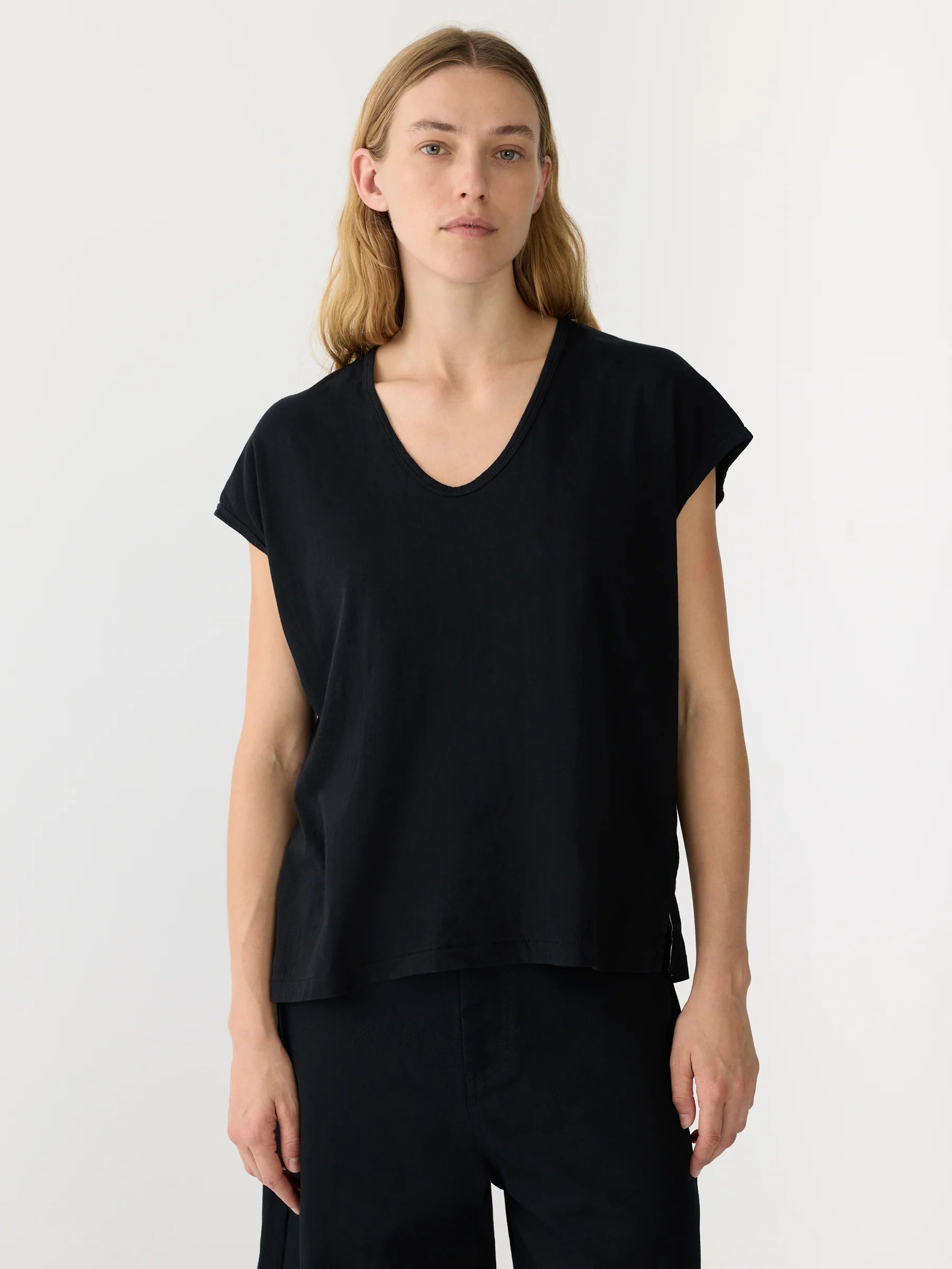 Fine Bind Scoop Neck Tank in Black