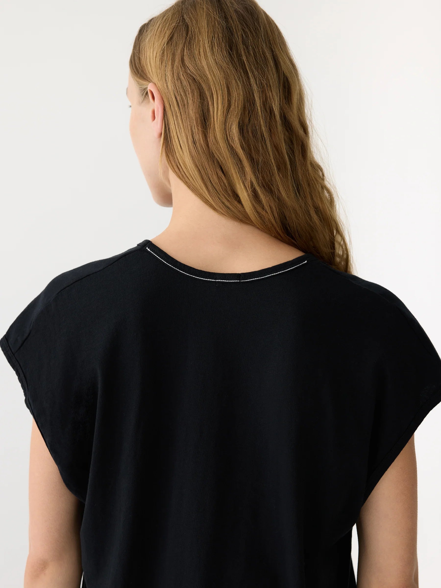 Fine Bind Scoop Neck Tank in Black