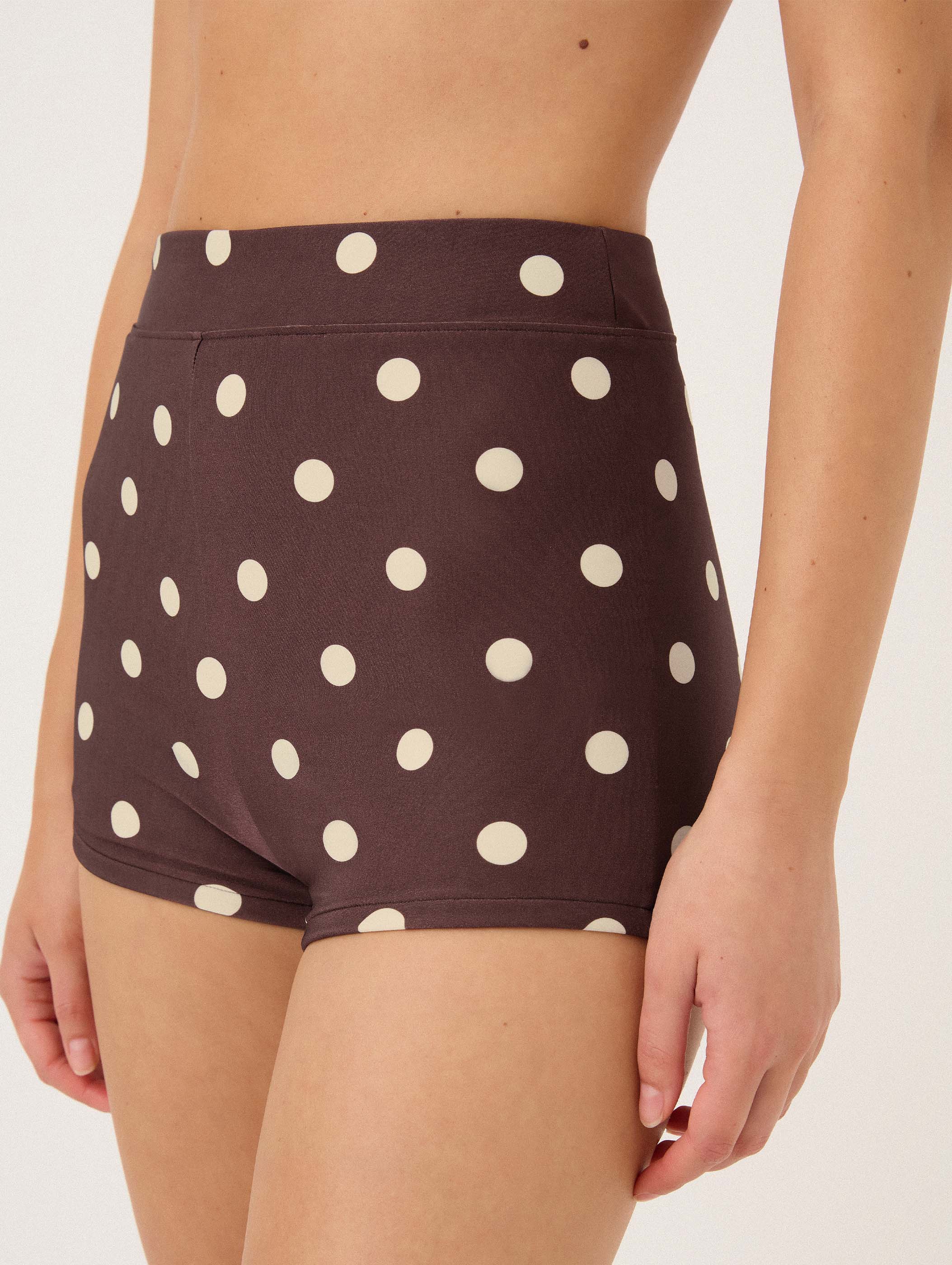 Quintessential Short in Praline