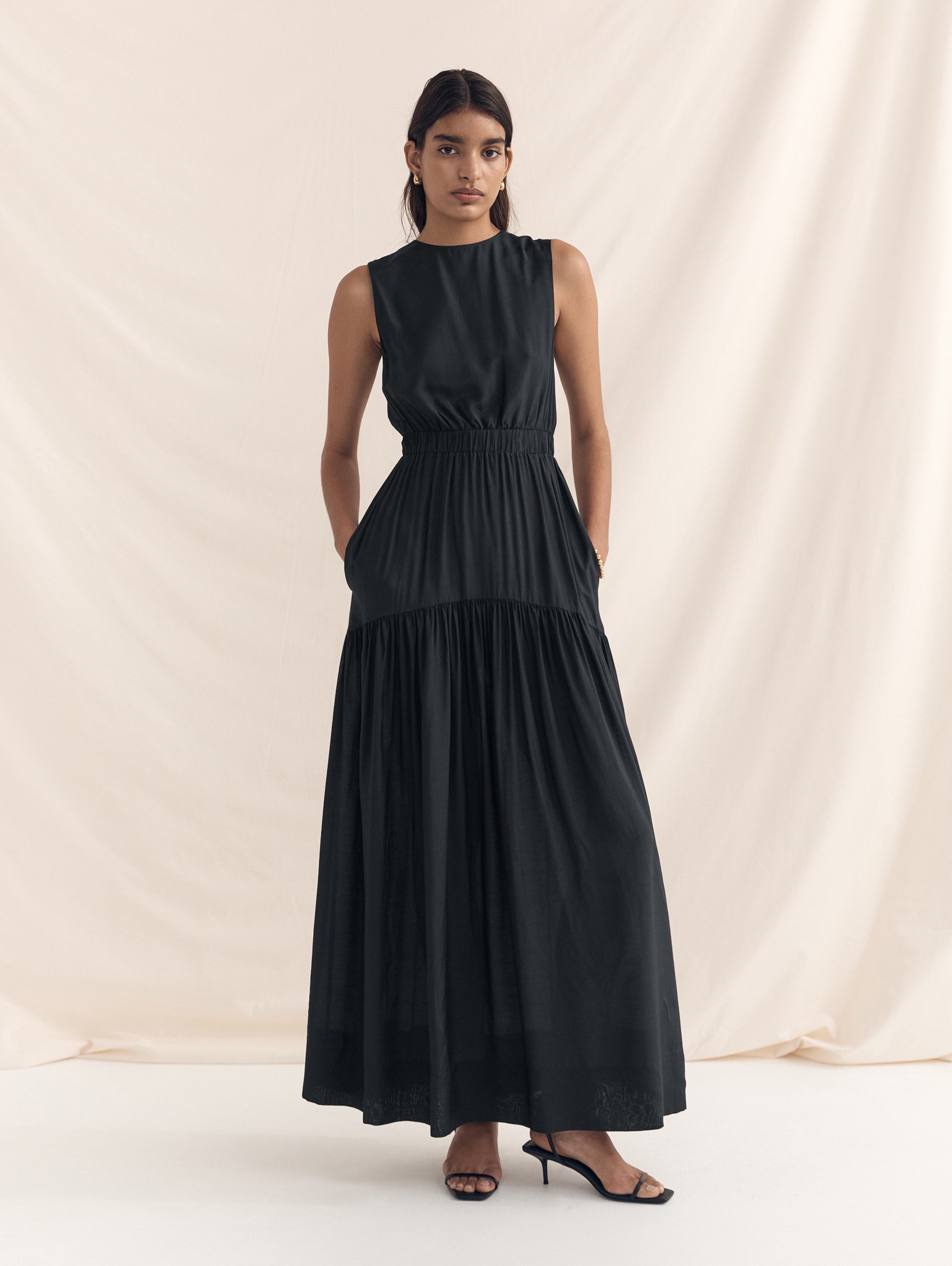 Sleeveless Maxi Dress in Noir