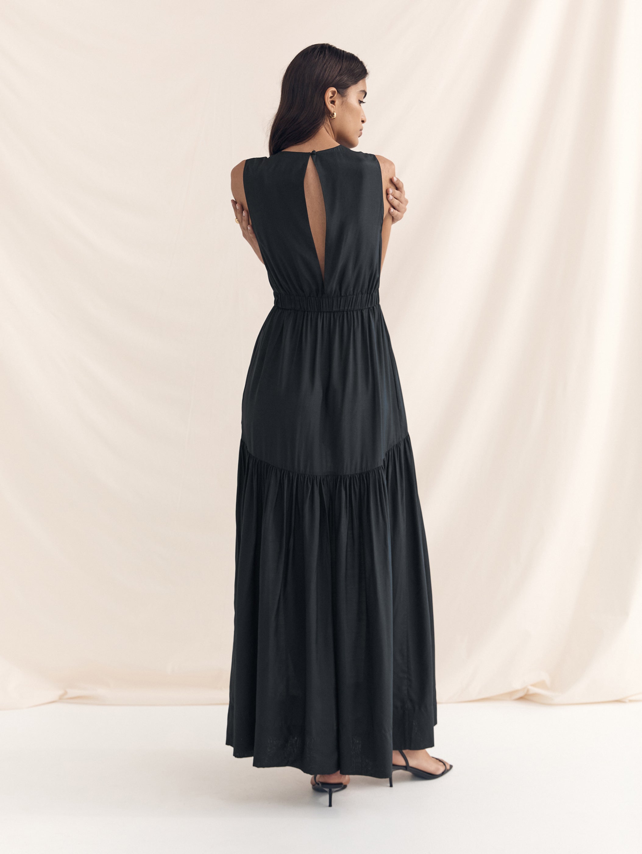 Sleeveless Maxi Dress in Noir