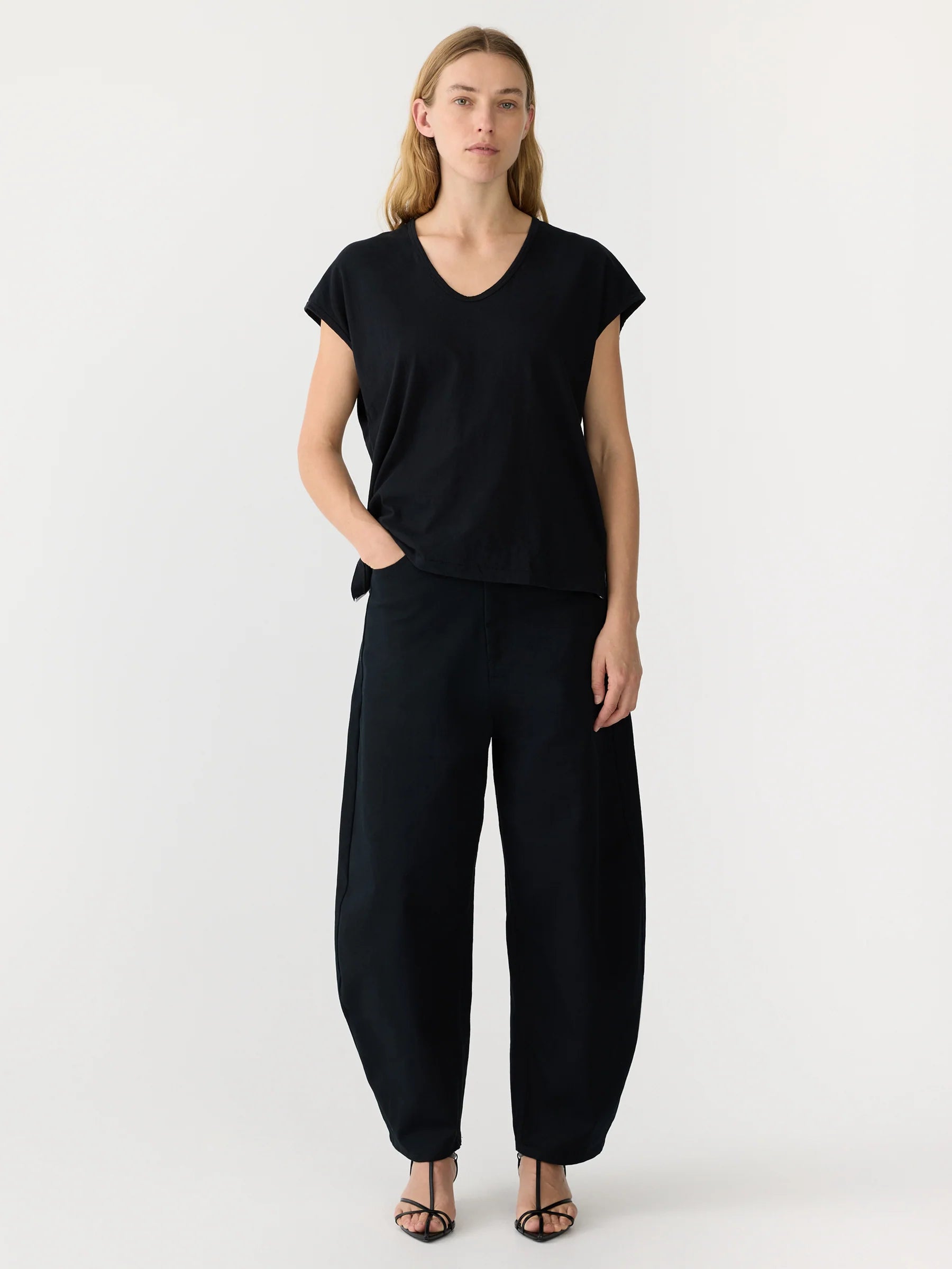 Fine Bind Scoop Neck Tank in Black