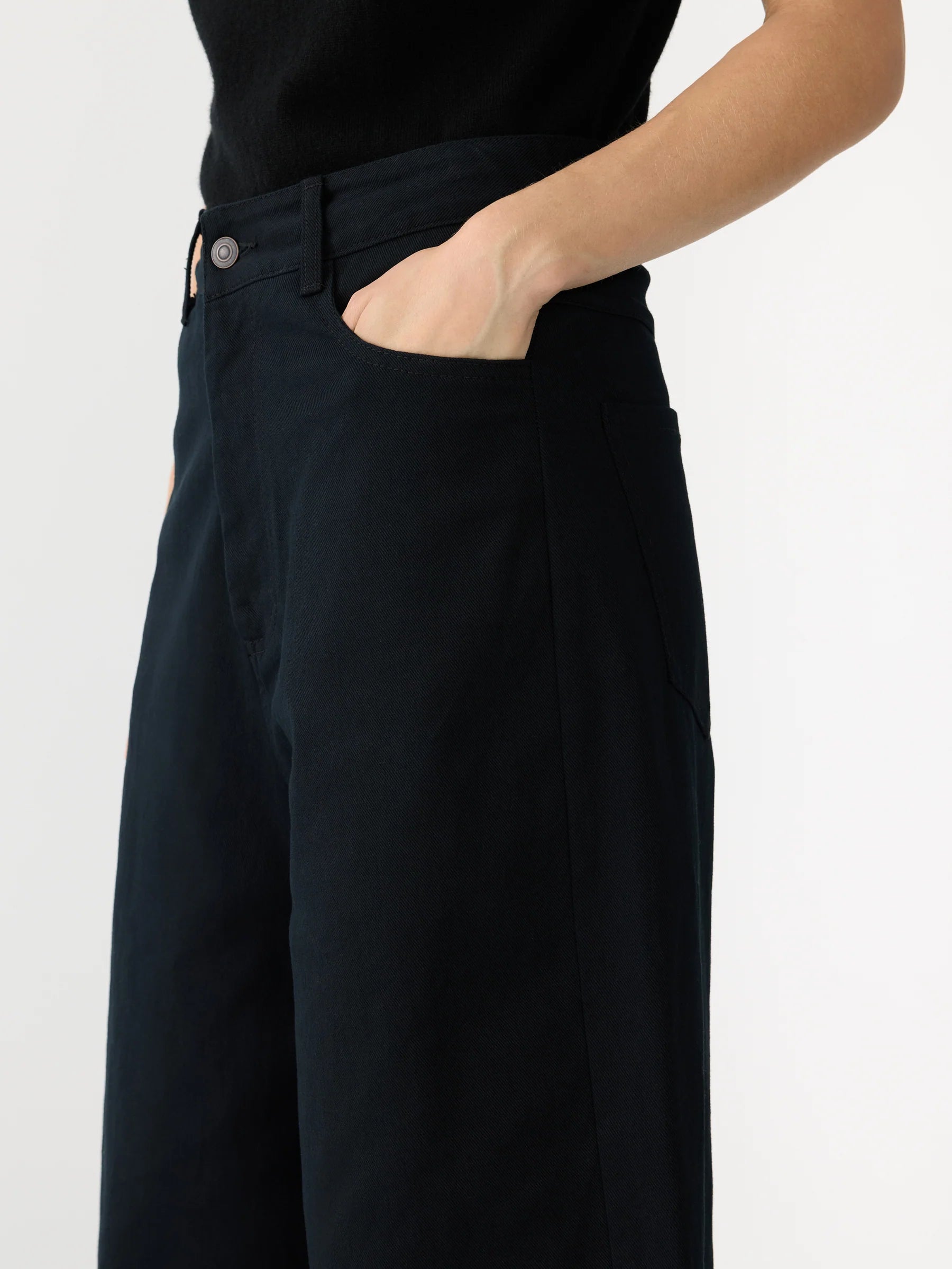 Cotton Twill Barrel Leg Pant in Black