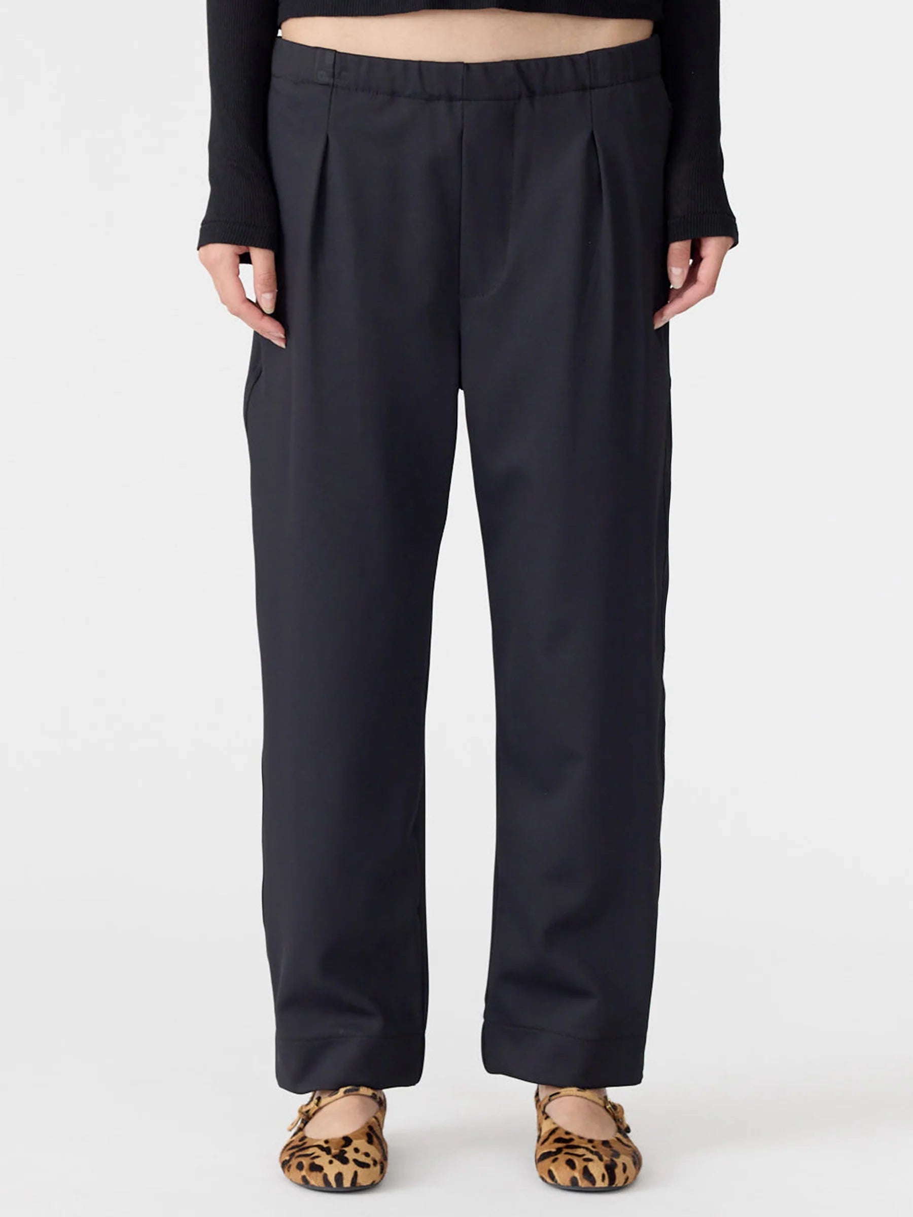 Twill Pleat Pull On Pant in Black