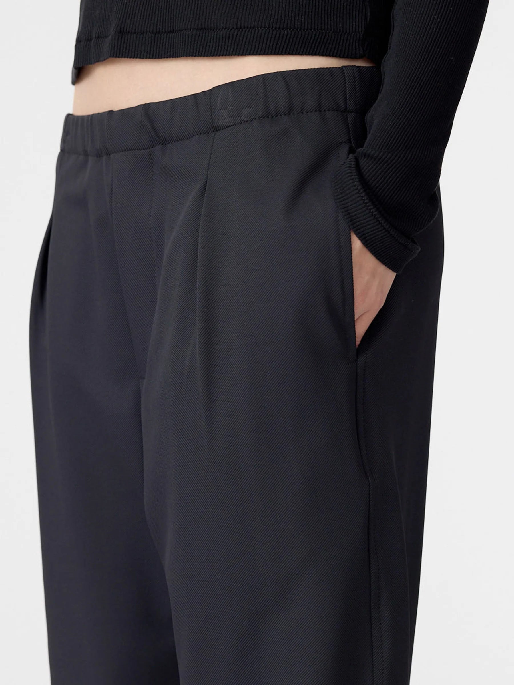 Twill Pleat Pull On Pant in Black