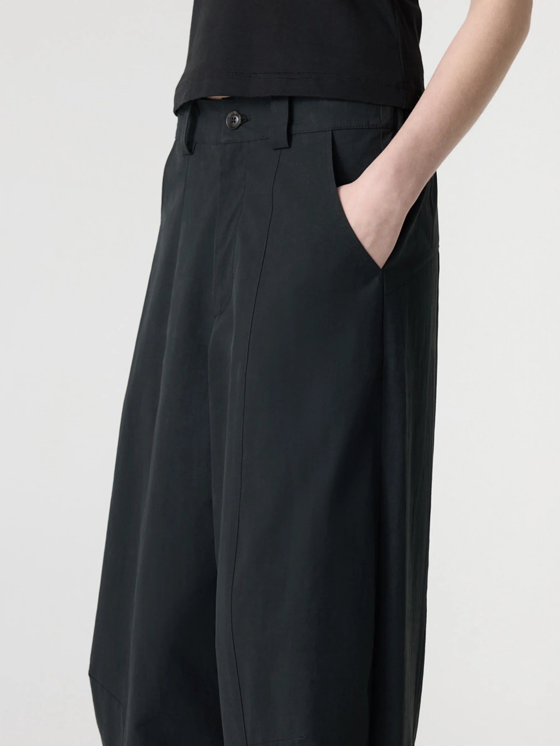 Crushed Cotton Barrel Pant in Black